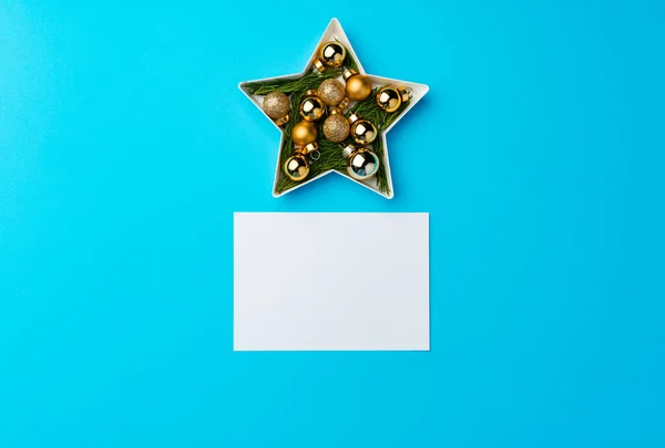 Placa en forma de estrella con adornos dorados sobre fondo azul —  Fotos de Stock
