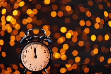 Bulanık çelenklere karşı alarmlı yeni yıl arifesi kavramı