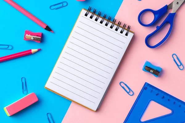 De vuelta a la escuela. Papelería dispersa sobre fondo de papel — Foto de Stock