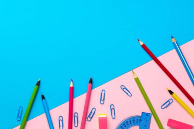 Okula dönelim. Kağıt arkaplana dağılmış kırtasiye