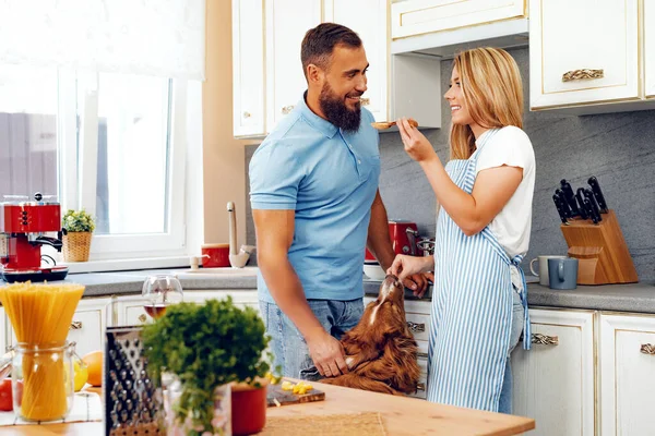 Casal apaixonado preparando refeição juntos na cozinha — Fotografia de Stock