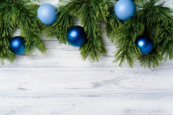 Ramos de árvore de Natal no fundo de madeira branco — Fotografia de Stock