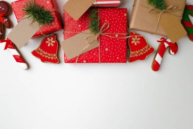 Süslü Noel hediyesi ve zencefilli kurabiye manzarası