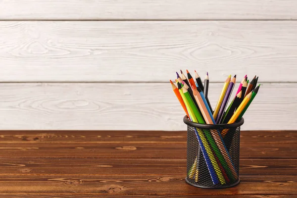 나무 탁자 위에 달린 천연색 연필 — 스톡 사진