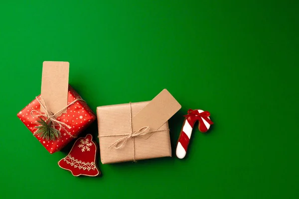 Top pohled na zdobené vánoční dárek a perníkové sušenky — Stock fotografie
