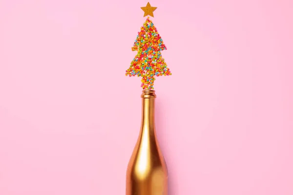 Botella de champán con confeti plano vista superior —  Fotos de Stock
