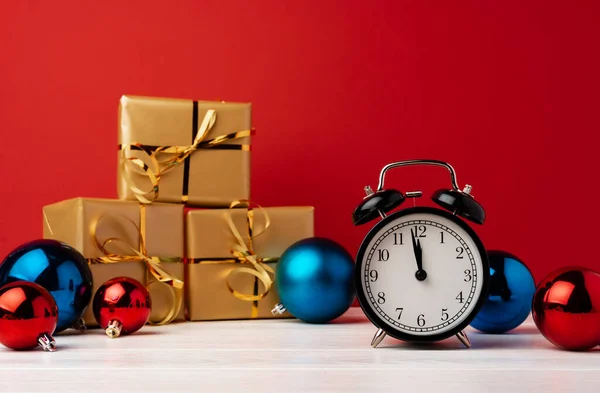 Concepto de cuenta atrás de Navidad y Año Nuevo con despertador —  Fotos de Stock