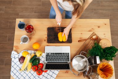 Mutfakta sebze pişiren tanınmayan bir kadın.
