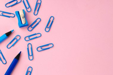 Okula dönelim. Kağıt arkaplana dağılmış kırtasiye