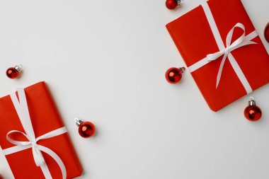 Kırmızı hediye kutuları ve beyaz arka planda Noel mücevherleri