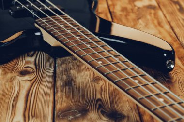 Elektro gitar klavyesinin fotoğrafını kapat