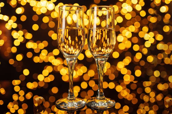 Dwa kieliszki szampana na tle światła bokeh — Zdjęcie stockowe