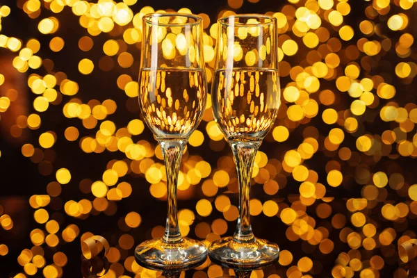 Två glas champagne mot bokeh ljus bakgrund — Stockfoto