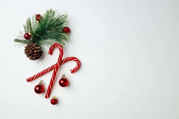 Bengalas doces e bugigangas vermelhas de Natal em branco — Fotografia de Stock