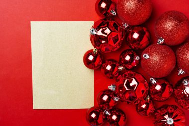 Boş sayfası olan kırmızı noel hediyeleri tebrik kartı için hazırlanır.