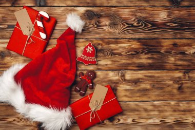 Noel Baba şapkası ve Noel hediyesi ahşap arka plan manzaralı