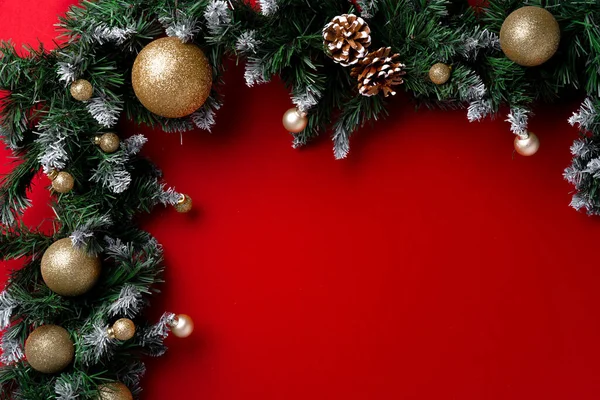 Παγωμένα κλαδιά χριστουγεννιάτικου δέντρου σε κόκκινο φόντο — Φωτογραφία Αρχείου