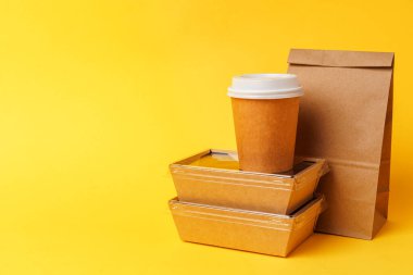 Paket yemek konsepti. Kahve fincanının içinde biraz yiyecek var.