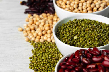 Beyaz taş masadaki fasulye çeşitleri, kapatın..