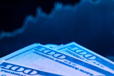 Fiyat tablosu olan bir monitörün önünde dolar. Eski ve ticaret.