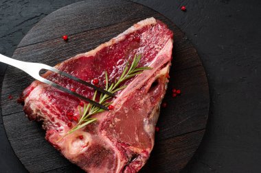 Biberiyeli çiğ biftek, biber. Pişirmeye hazır.