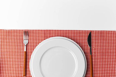 Çatal, bıçak ve havlu tabağı. Beyaz arkaplanda izole.