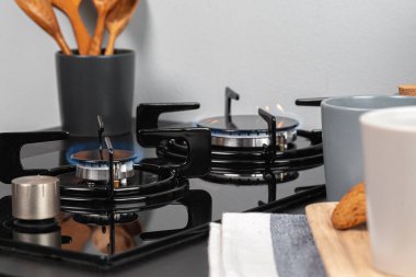 Mutfakta yanan gaz ocağı ocağı.