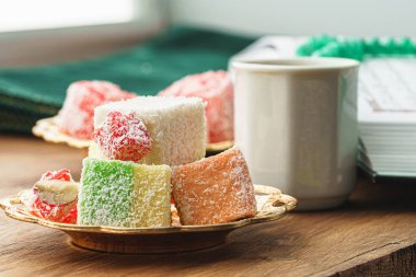 Küçük bir tabağa Türk tatlıları ve bir fincan espresso koy.