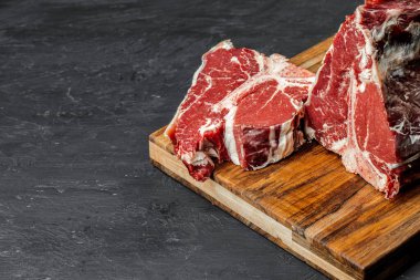 Koyu yeşil masada pişmiş çiğ biftek..