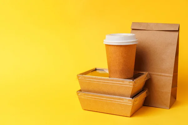 Conceito de comida Takeaway. Alguns alimentos embalados em recipiente com xícara de café — Fotografia de Stock