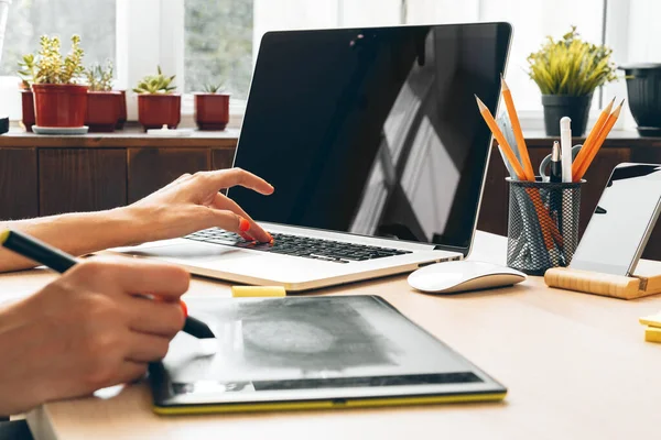 Blijf veilig en werk vanuit huis. Jonge vrouw die thuis werkt. — Stockfoto