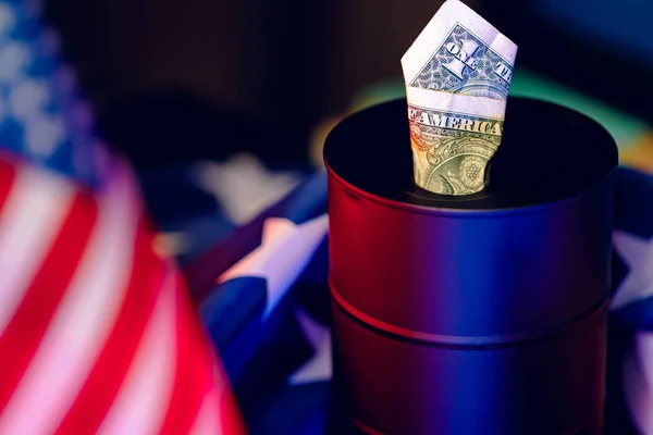 石油産業危機の概念。米ドルで石油バレル — ストック写真