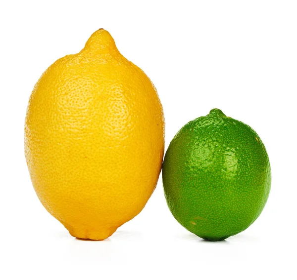 Limão e limão juntos isolados sobre fundo branco — Fotografia de Stock