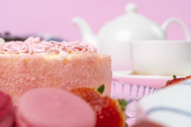 Çilekli ev yapımı kremalı bisküvi.