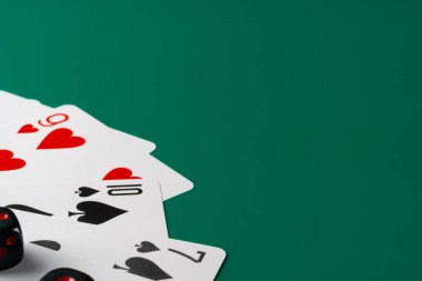 Zarlar ve kartlar masaya saçılmış.