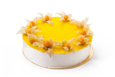 Sarı sufle keki beyaz arkaplanda izole edildi