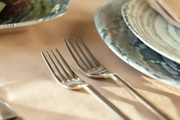 Zilver bestek op tafelblad met tafelkleed — Stockfoto