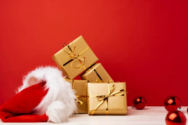 Різдвяні подарункові коробки на червоному тлі вид спереду — стокове фото