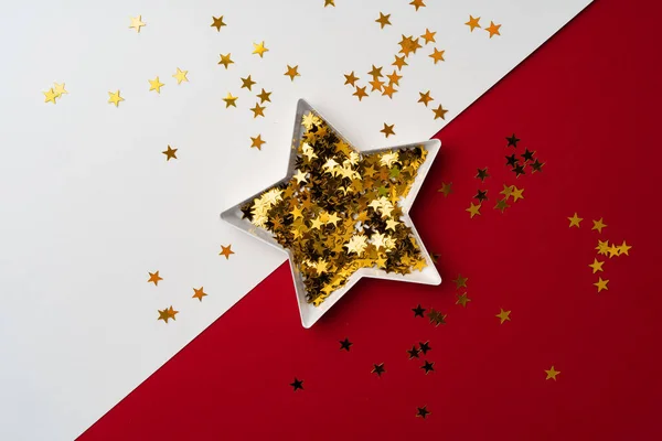 Плита в форме звезды с видом сверху на золотые конфетти — стоковое фото