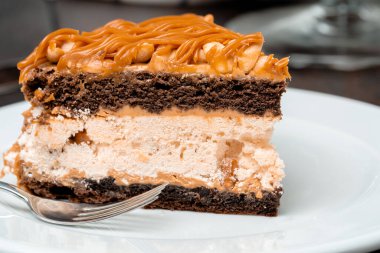 Lezzetli karamelli kek tabağı. Kapatın.