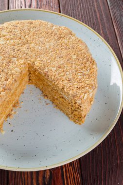 Tahta masadaki karamelli keki kes.