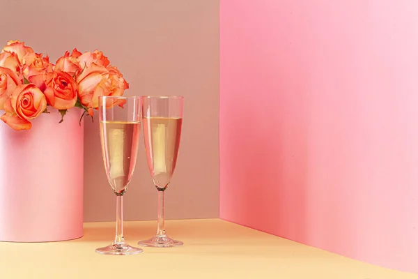 Due bicchieri con champagne e bouquet di rose — Foto Stock