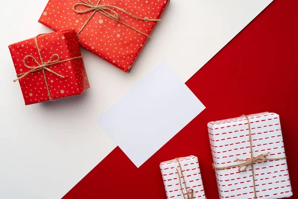 크리스마스 선물로 아름답고 붉은색과 흰색의 조화 — 스톡 사진