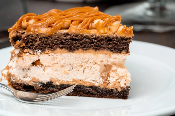 Lezzetli karamelli kek tabağı. Kapatın.