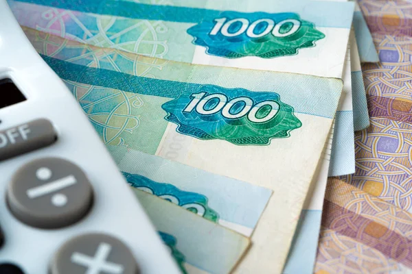 Close up foto di pila di rubli soldi russi con calcolatrice — Foto Stock