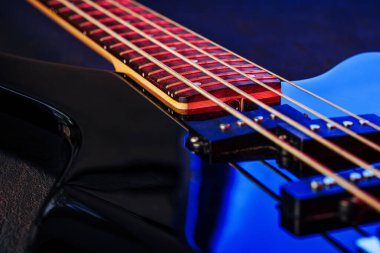 Karanlıkta elektro gitar gövdesi yakın plan