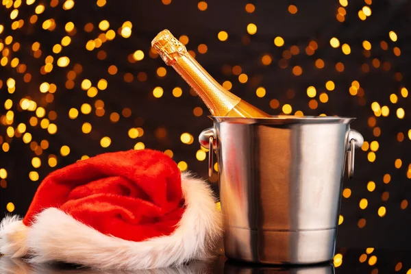 Sombrero de champán y Santa Claus sobre fondo de guirnalda borrosa —  Fotos de Stock