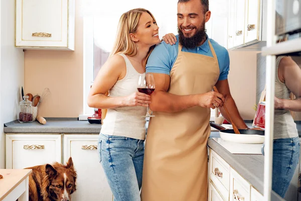 Casal apaixonado preparando refeição juntos na cozinha — Fotografia de Stock