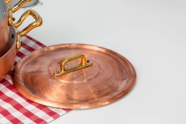 Modern bir mutfak masasında mutfak gereçleri.