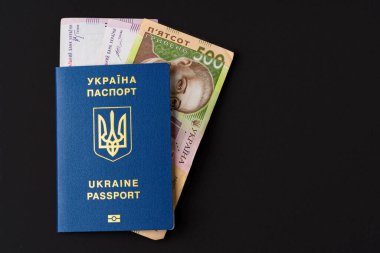 Ukrayna 'nın Ukrayna pasaportundaki Hryvnia banknotlarını kapat